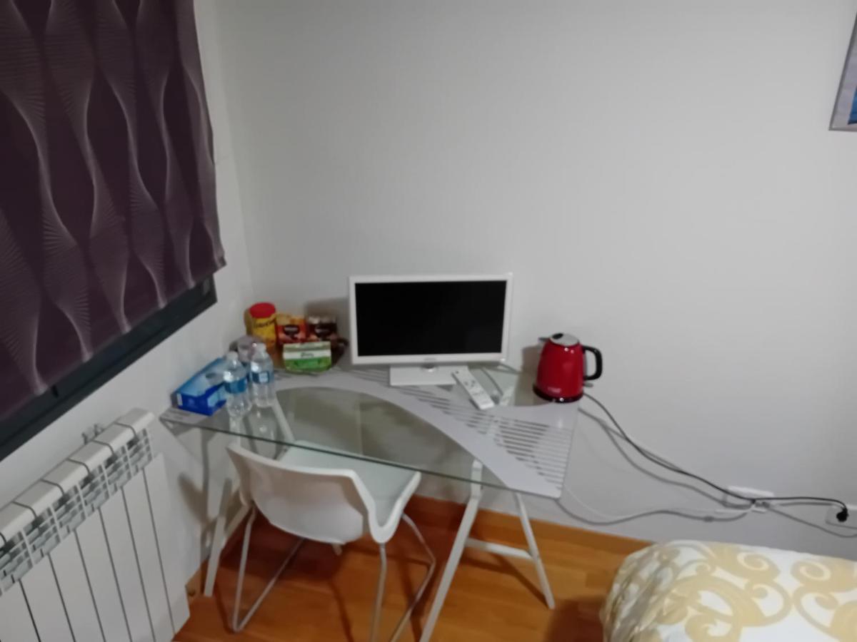 Habitaciones Individuales Wifi Tv Microondas Cerca Del Aeropuerto Madrid Habitacion Grande Wc Privado O Habitacion Pequena Wc Compartido Muy Tranquilas Bien Comunicadas Tren Metro Bus Facil Aparcamiento San Sebastián de los Reyes Εξωτερικό φωτογραφία
