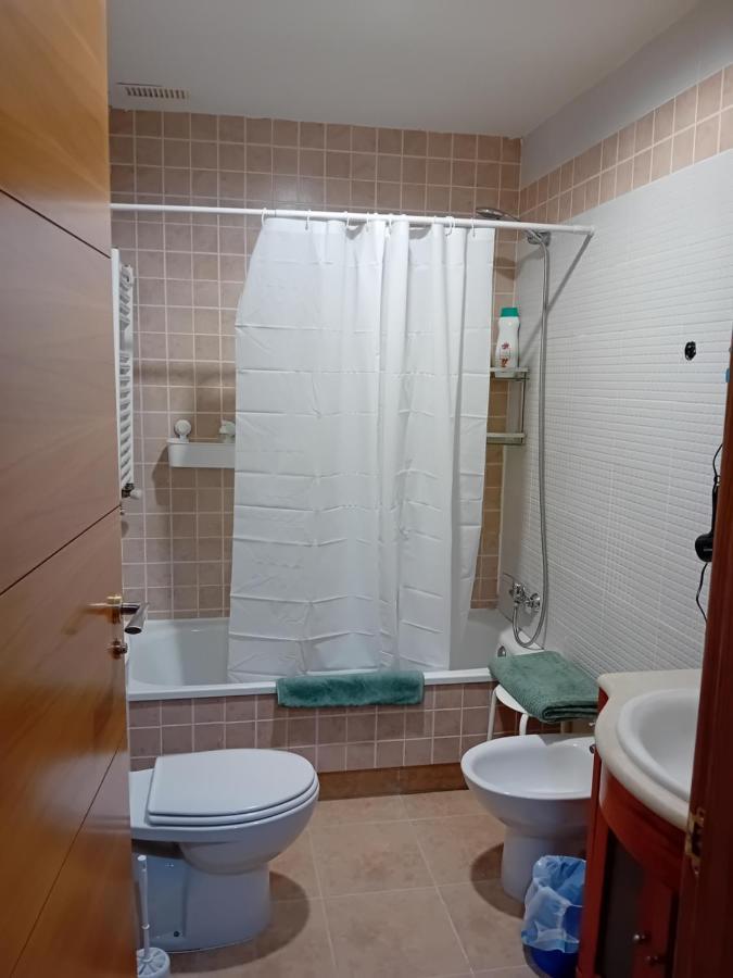 Habitaciones Individuales Wifi Tv Microondas Cerca Del Aeropuerto Madrid Habitacion Grande Wc Privado O Habitacion Pequena Wc Compartido Muy Tranquilas Bien Comunicadas Tren Metro Bus Facil Aparcamiento San Sebastián de los Reyes Εξωτερικό φωτογραφία