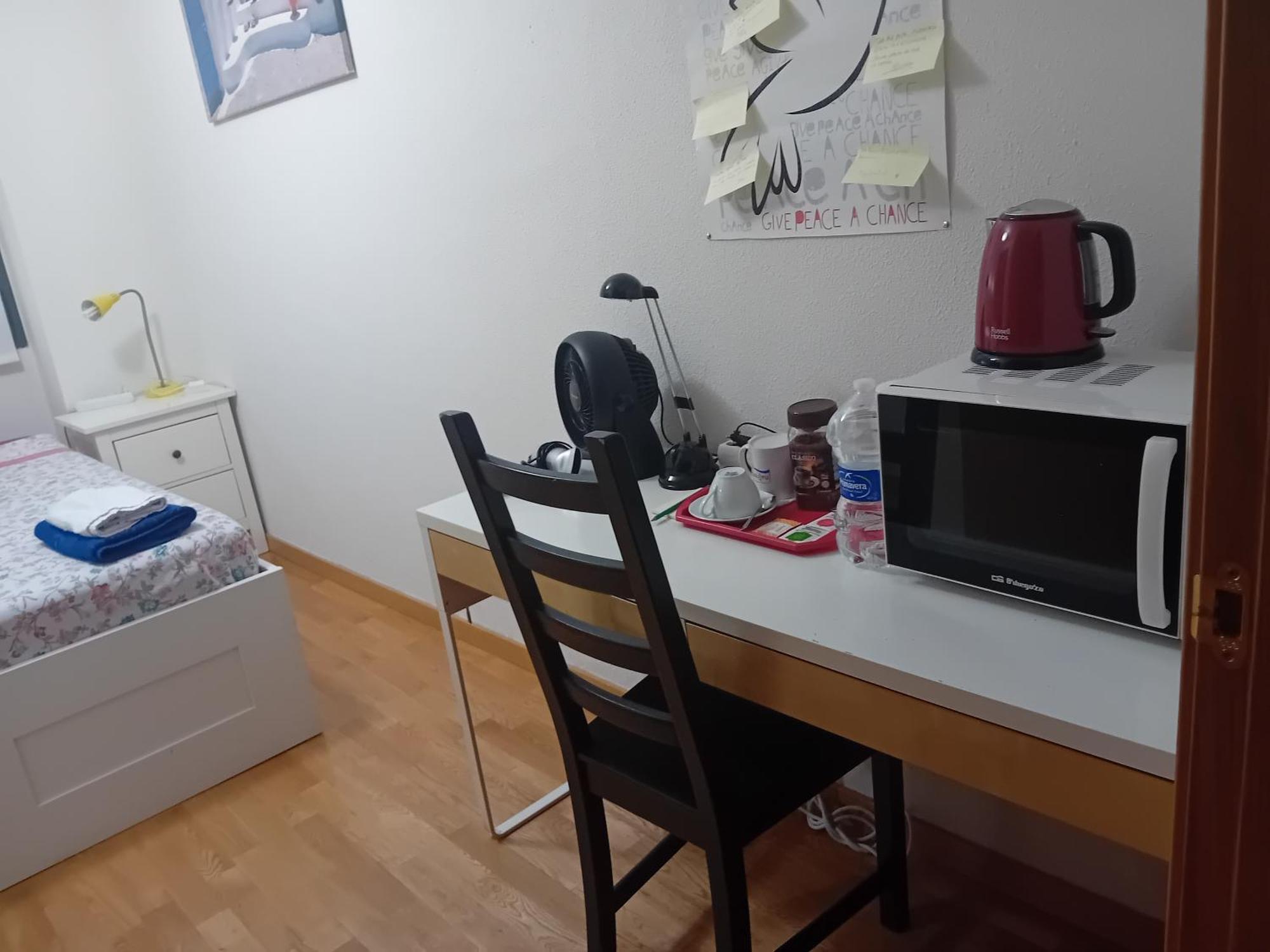 Habitaciones Individuales Wifi Tv Microondas Cerca Del Aeropuerto Madrid Habitacion Grande Wc Privado O Habitacion Pequena Wc Compartido Muy Tranquilas Bien Comunicadas Tren Metro Bus Facil Aparcamiento San Sebastián de los Reyes Εξωτερικό φωτογραφία