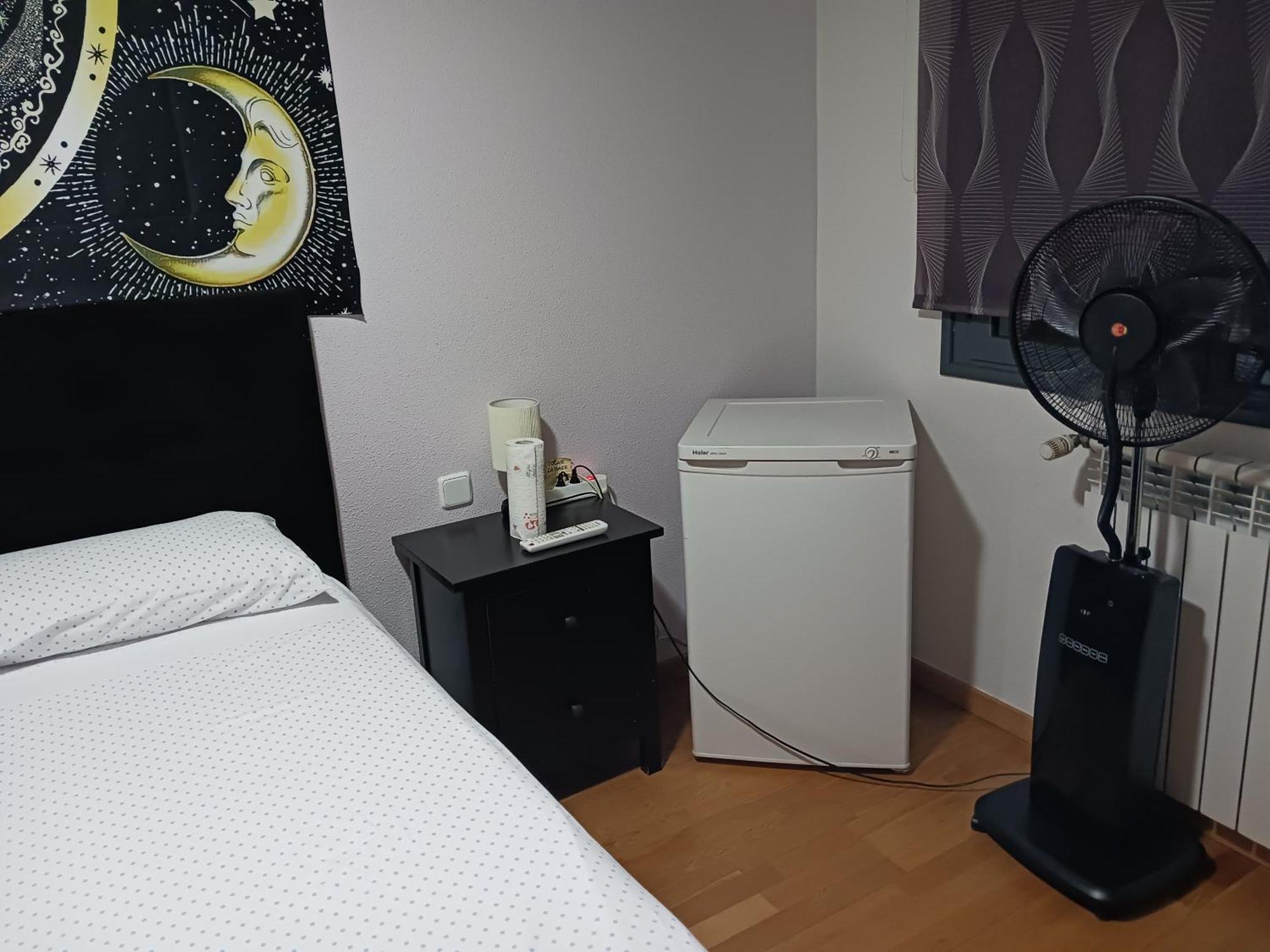Habitaciones Individuales Wifi Tv Microondas Cerca Del Aeropuerto Madrid Habitacion Grande Wc Privado O Habitacion Pequena Wc Compartido Muy Tranquilas Bien Comunicadas Tren Metro Bus Facil Aparcamiento San Sebastián de los Reyes Εξωτερικό φωτογραφία