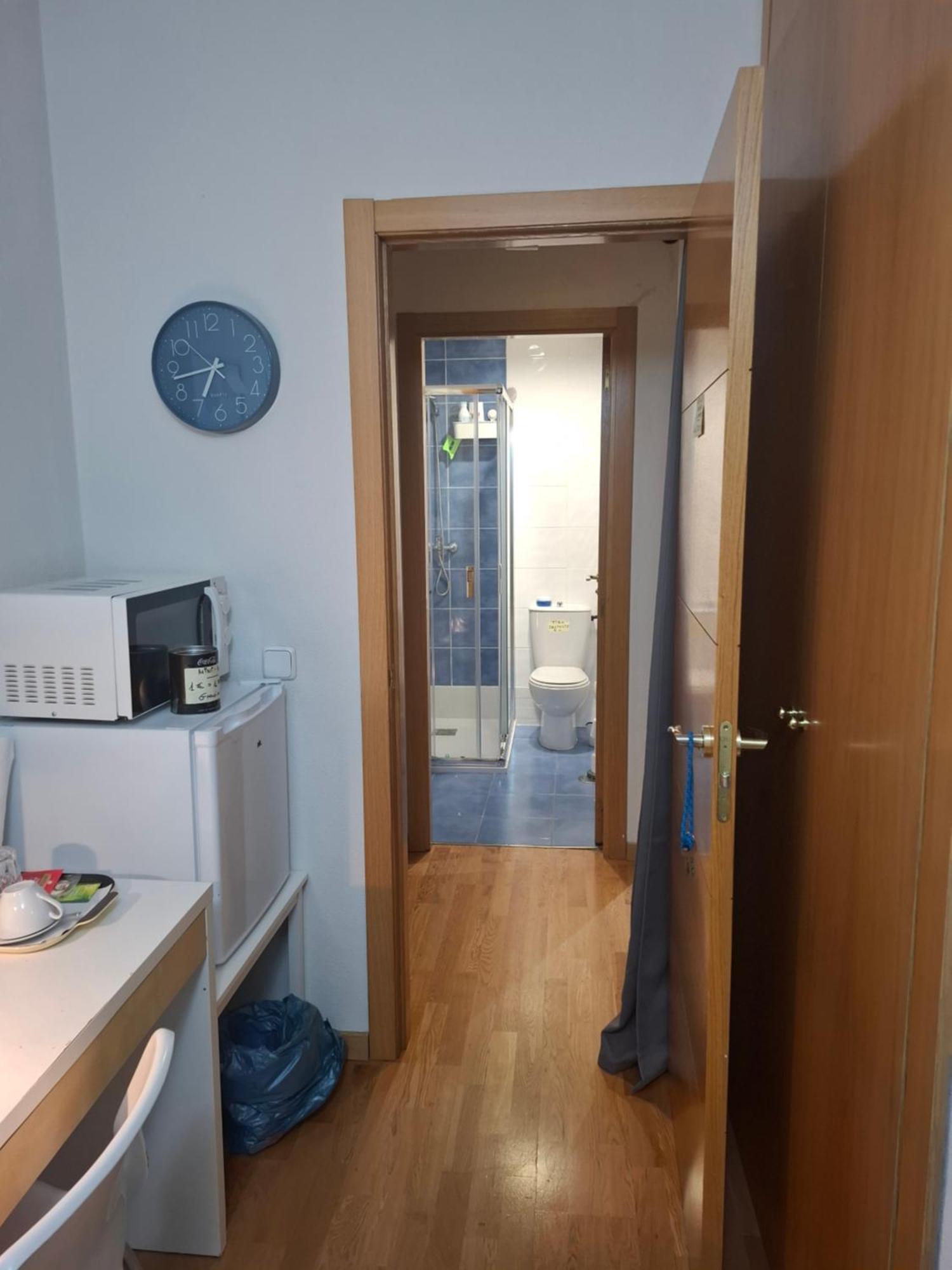 Habitaciones Individuales Wifi Tv Microondas Cerca Del Aeropuerto Madrid Habitacion Grande Wc Privado O Habitacion Pequena Wc Compartido Muy Tranquilas Bien Comunicadas Tren Metro Bus Facil Aparcamiento San Sebastián de los Reyes Εξωτερικό φωτογραφία