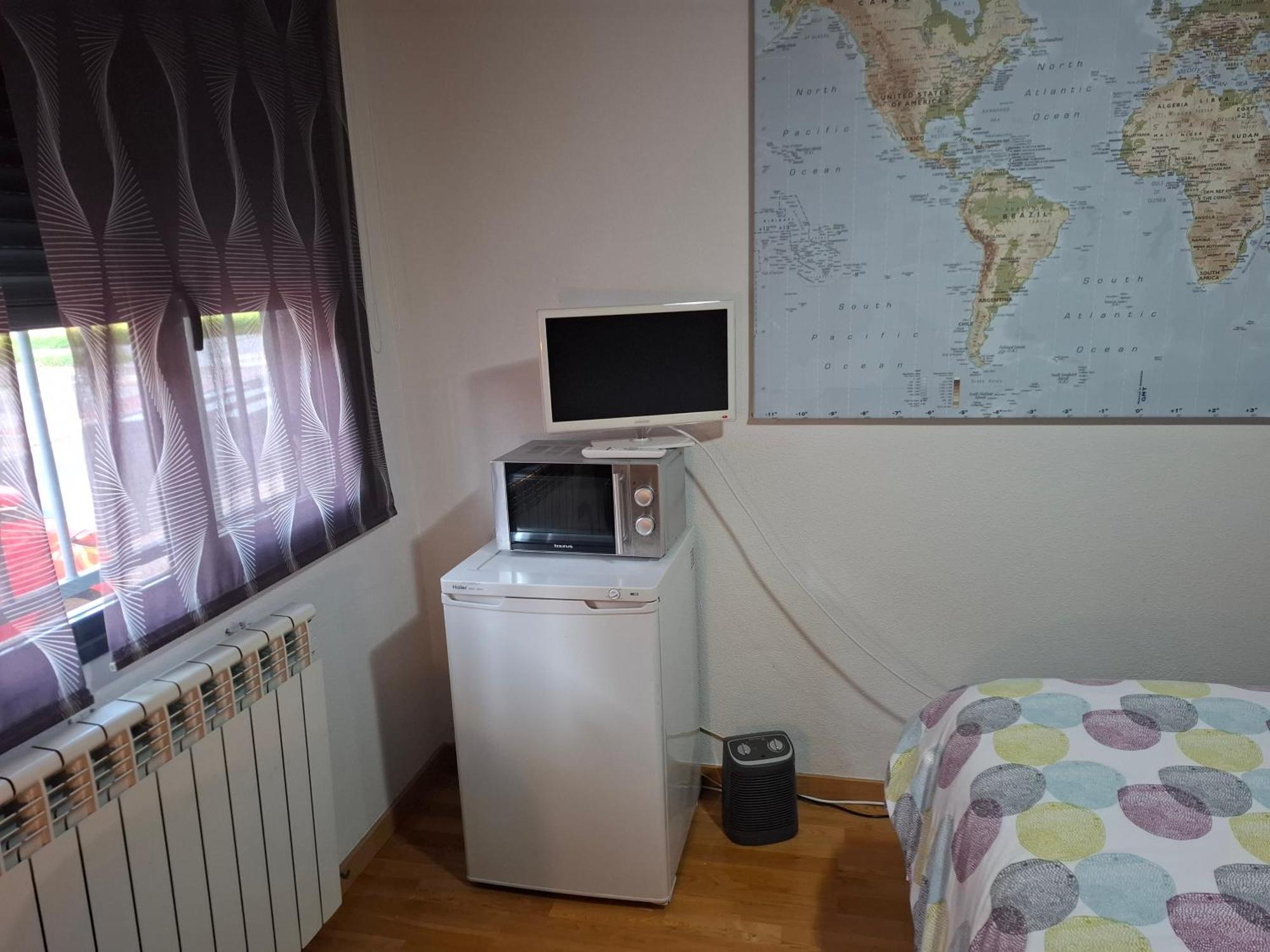 Habitaciones Individuales Wifi Tv Microondas Cerca Del Aeropuerto Madrid Habitacion Grande Wc Privado O Habitacion Pequena Wc Compartido Muy Tranquilas Bien Comunicadas Tren Metro Bus Facil Aparcamiento San Sebastián de los Reyes Εξωτερικό φωτογραφία